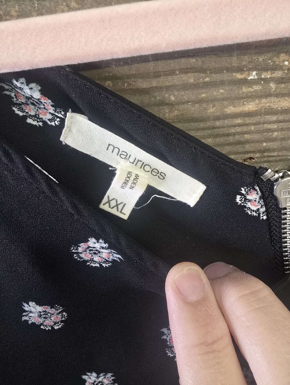 Maurices XXL Black Floral V-Neck Blouse Exposed Back Zipper Pocket - Picture 4 of 5